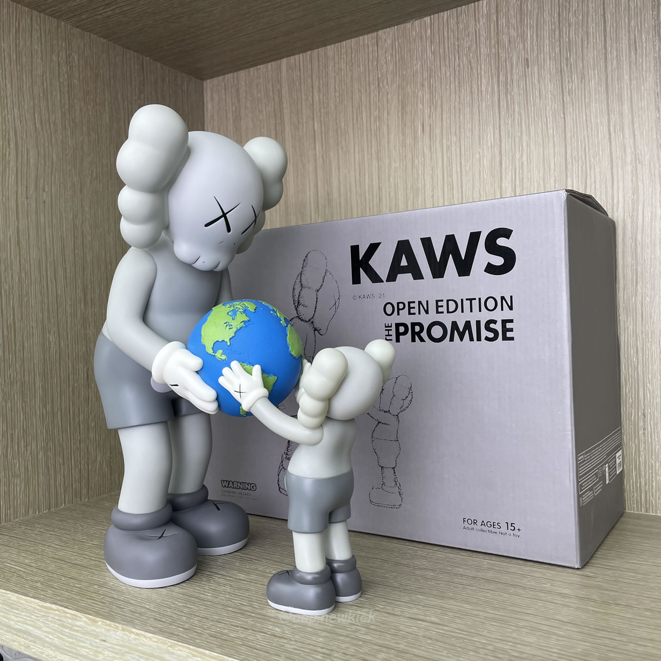 Kaws The Promise Grey Figure (9) - newkick.vip